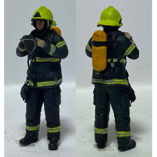 Hasič sa pripravuje. č.992 1/43 HASIČI
