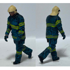 Hasič sa pripravuje. č.992 1/43 HASIČI