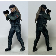 Policajtka meria rýchlosť č.996 1/43 POLÍCIA SR